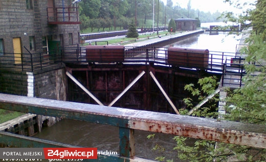 Śluza na Kanale Gliwickim nie jest zagrożona, gorzej jest tuż obok z mostem nad Kłodnicą. Poziom rzeki jest wysoki. Foto wykonane 18 maja - godz. 15:30