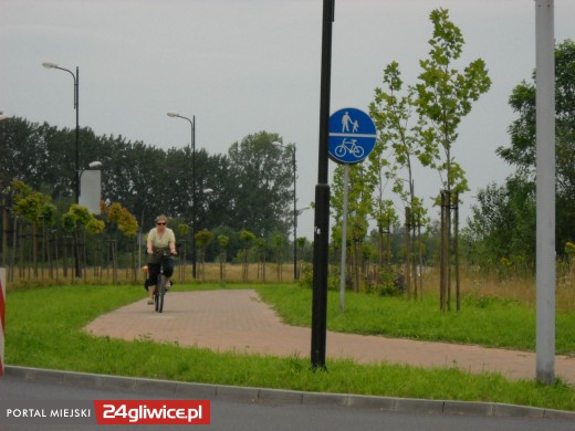 Brukowana ścieżka nie zapewnia pełnego komfortu jazdy.